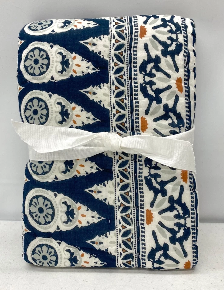 TOTALMENTE NUEVO Pottery Barn Pia Medallón Acolchado ESTÁNDAR Falsa ~ Azul Foto 1 de 1