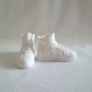 NEU! 2021 Barbie Signature Looks Made to Move Ken Doll weiße Turnschuhe ~ Schuhe - Bild 1 von 1