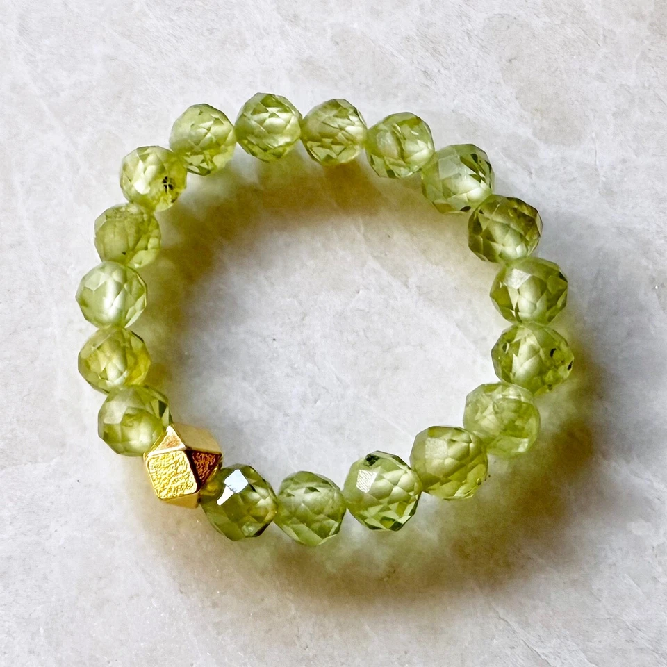 Anillo elástico de piedras preciosas - Peridoto y joyería de cuentas hexagonales de latón chapado en oro de 18k Foto 1 de 4