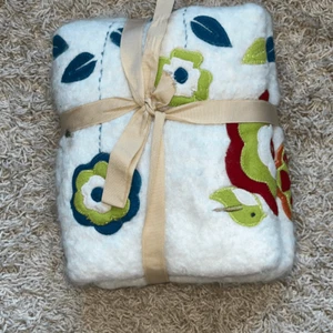 New Pier 1 Imports Embroidered Floral Birds Wool Blend Decorative Throw 50" x 60 - Picture 1 of 9
