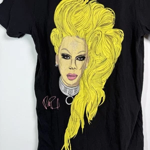 RuPAUL Big Face Blonde Hair RUPAUL’S DRAG RACE Black Shirt XSmall Drag Queen - Bild 1 von 8