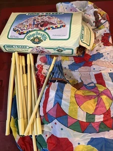 Cabbage Patch Kids 1985 Hide N Sleep tenda gioco doppia per letto - include pali - Foto 1 di 1