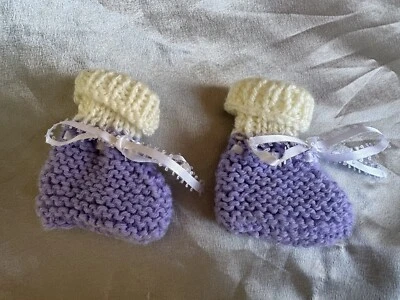 Botines de bebé hechos a mano lavanda púrpura blanco dulce calcetines tejidos Foto 1 de 3