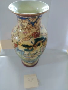 Jarrón antiguo japonés Satsuma Moriage con grúas por una corriente de agua que fluye - Imagen 1 de 12