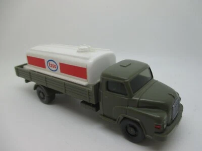 WIKING: Man Camion Cisterna " Esso ",Hellolivgrün,Acida Hb Nr.940/1G (Schub113) - Immagine 1 di 3