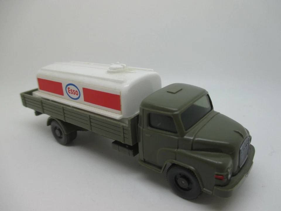 WIKING: Man Camion Cisterna " Esso ",Hellolivgrün,Acida Hb Nr.940/1G (Schub113) - Immagine 1 di 3