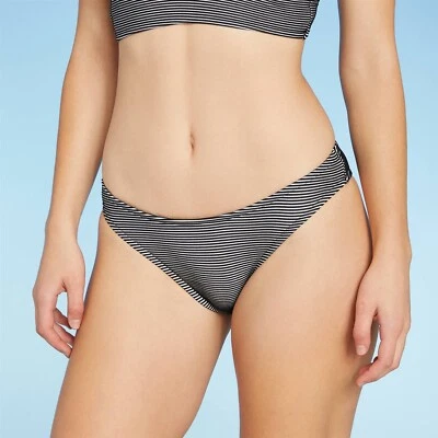 Parte inferior de bikini descarada con textura Shade & Shore para mujer grande a rayas negras Foto 1 de 4