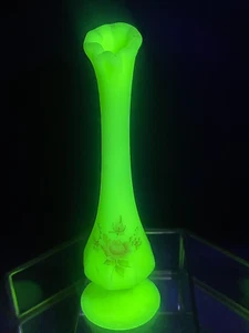 Fenton Vaseline Custard 8" Uranium Flower Painted Bud Vase, signed by Kay C. - Picture 1 of 14