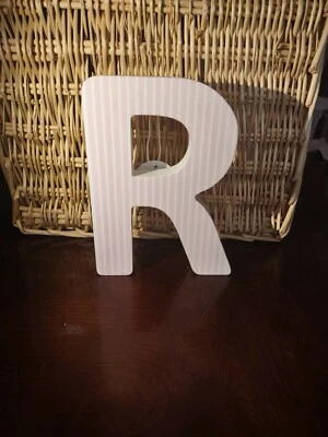 "R" Wooden Pink Stripes - Imagem 1 de 4