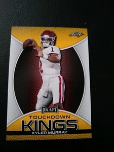 KYLER MURRAY .. 2019 LEAF NFL DRAFT PROSPECTS .. TOUCHDOWN KINGS INSERT .. GOLD - Foto 1 di 2