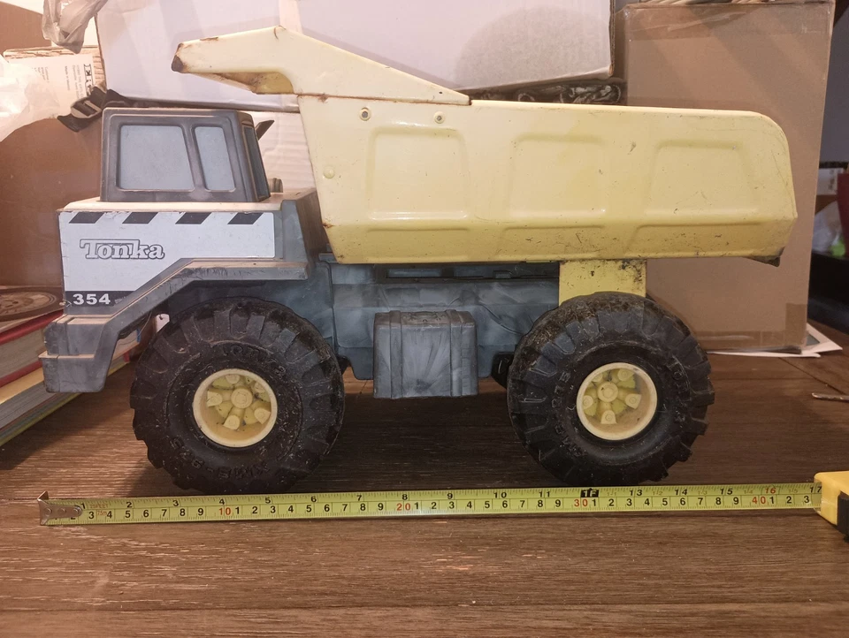 Camión de volteo Tonka 354 de colección construcción de acero y plástico prensado Foto 1 de 4
