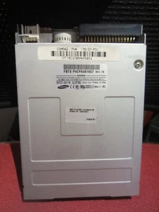 Lecteur disquette Samsung SFD-321B 1,44 Mo 3,5 pouces floppy Disk sans façade - Photo 1/6