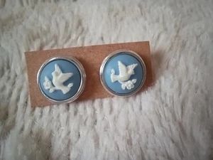 Vintage Avon Blue White Wedgwood Style Cameo Bird On Branch Scene Stud Earrings - Picture 1 of 5