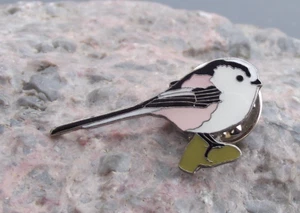 European Long Tailed Tit Garden Feeder Round Bird Wildlife Brooch Pin Badge - Picture 1 of 2