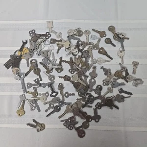 LOT OF 125 PLUS +++ FLAT SKELETON KEYS LOCK PADLOCK ART CRAFT MORE HERE VINTAGE - Picture 1 of 8