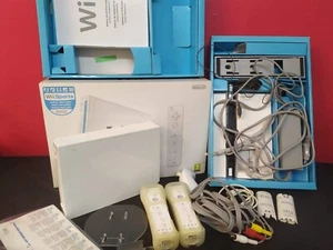 consola videojuego nintendo wii con dos mandos y un nunchuk completa en su caja - Picture 1 of 7