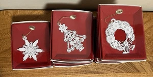 Vintage weiß emailliert Messing filigran Spitze Weihnachtsschmuck New Old Stock - Bild 1 von 9