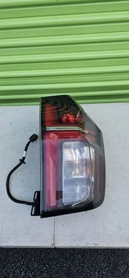 2021-2024 CHEVROLET TAHOE / ПРИГОРОДНЫЙ ЗАДНИЙ ФОНАРЬ ПАССАЖИРСКОЙ СТОРОНЕ Б/У OEM  - Изображение 1 из 4