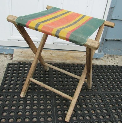 Banqueta de acampamento de madeira dobrável antiga primitiva década de 1920 antiga verde vermelha amarela assento de lona - Imagem 1 de 4