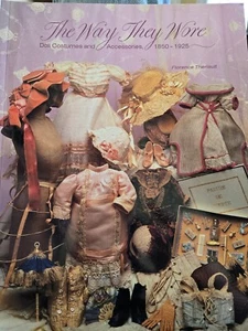 The Way They Wore: Puppenkostüme und Zubehör, 1850-1925 Florence Theriault - Bild 1 von 1