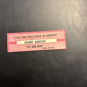 1 TIRA DE TÍTULO JUKEBOX NIGHT RANGER Todavía puedes rockear en América/Let Him Run 45 - Imagen 1 de 2