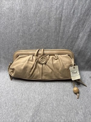 Bolso sin asas de cuero beige tostado genuino Fossil bolso de muñeca con detalles de botones Foto 1 de 4