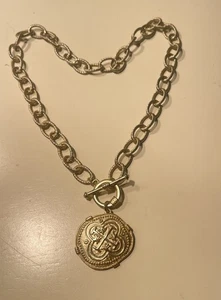 FORNASH signiertes Kreuz Medaillon goldfarben vorne Knebelverschluss Gold Halskette 17,5" - Bild 1 von 5