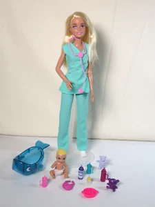 Barbie moderna con traje de enfermera bebé bañera estetoscopio biberones pañales osos - Imagen 1 de 11
