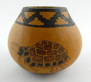 Peruvian Art Gourd Vase Signed by Carver Percy Medina Etched Turtles Tortoises - Picture 1 of 16