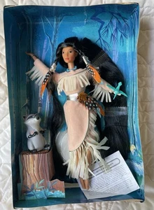 Disney’s Pocahontas Puppe „Federn im Wind“ Sonderedition Meeko/Flit 1996 - Bild 1 von 9