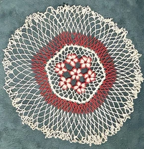 LOVELY OLD VINTAGE ROUND INTRICATE RED & WHITE HANDMADE DOILY!! FLOWERS - Picture 1 of 4