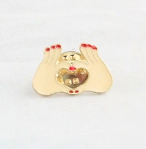 Pin de esmalte duro LOVE Hands Making a Heart - Imagen 1 de 5