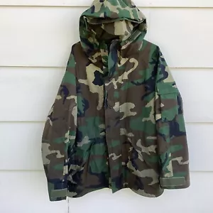 PARKA CAMUFLAJE CLIMA FRÍO MIL-P-44188D GRANDE REG CON CAPUCHA BOSQUE MILITAR - Imagen 1 de 3