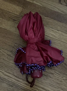 Paraguas Red Hat Society con cuentas moradas coleccionable  - Imagen 1 de 11