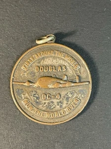 Medalla colgante Douglas First Around the World DC-4 Now The World Over - Imagen 1 de 6