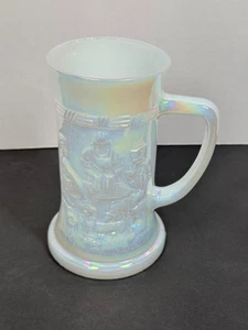 Vintage Bund Bierkrug Mondglühen irisierend Milchglas Wirtshaus Szene - Bild 1 von 4