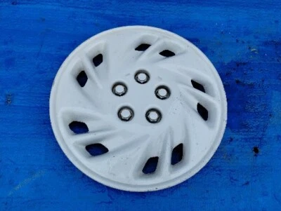 One 1991 19921993 1994 Plymouth Shadow Sundance Dodge Spirit White hubcap - Image 1 of 4