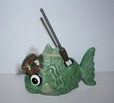 Caprichoso Pescador Pez Estatua Caña Carrete Línea Señuelos Camuflaje Sombrero Pintura a Mano Cerámica Foto 1 de 4