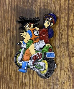 Dragon Ball Z Goku Chi Chi DBZ Motorrad Emaille Pin Anstecker Brosche Anime Manga - Bild 1 von 4