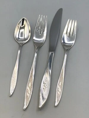 First Frost by Oneida/ Heirloom Sterling Silver 4 piece Place Setting - Image 1 of 4