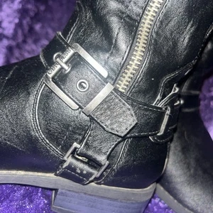 Stivali equitazione Guess donna con cerniera e fibbia TAGLIA 7M altezza polpaccio tacco basso - Foto 1 di 8