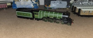 Hornby OO Gauge Flying Scotsman 4472 with 3 LNER Coaches - Picture 1 of 5
