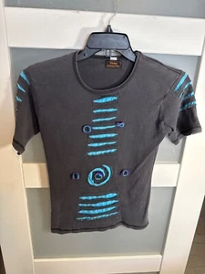 T-shirt manica corta artigianale Rising International nera e blu 49-24 - Foto 1 di 3