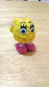Figura de PVC Mcdonald's Fry Girl Guy Friend 1989 de colección amarilla con pantuflas de conejito - Imagen 1 de 6