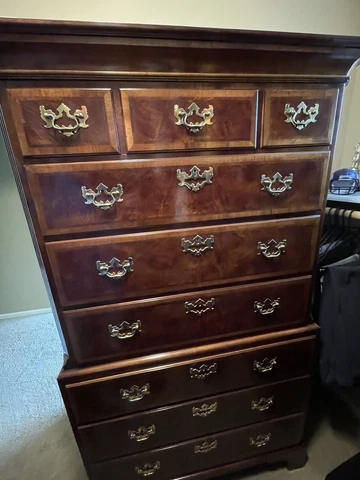 HENREDON Aston Court 9701-05 Surrey Walnut Chest on Chest Cover