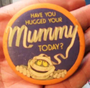 De colección 1983 Hallmark Cards Have You Hugged Your Mummy Today Botones Pinback Art - Imagen 1 de 2
