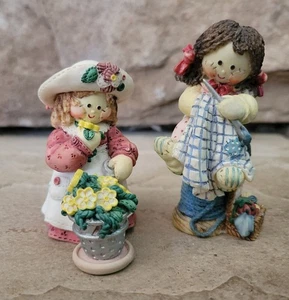 Vintage 1996 Enesco süß wie ein Knopf Mädchen Figuren Lot von zwei 3" groß - Bild 1 von 10