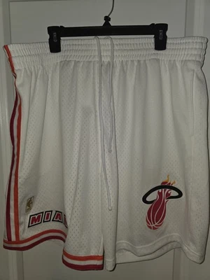Pantalones cortos Mitchell & Ness Road Home 1996-97 Miami Heat NBA Swingman blancos Foto 1 de 4