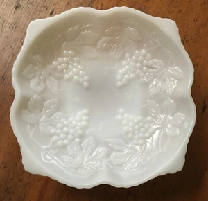 Pedestal BOWL Pressed Milk Glass Fruit DISH Grape Pattern 60s Vintage Serving - Picture 1 of 7