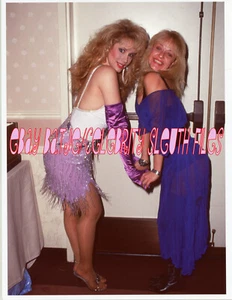 LINNEA QUIGLEY RHONDA SHEAR USA UP ALL NITE PINUP FOTO A COLORI 029 - Foto 1 di 1